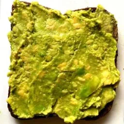 Tranche de pain aux graines tartinée d’avocat.